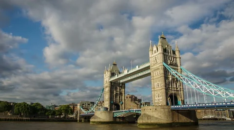 Rolling clouds over Tower Bridge London - 4K Timelapse Vídeo Stock 48088224