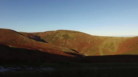 Rolling countryside view. Vidéo 70465611