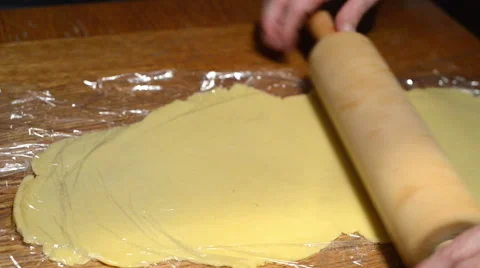 Rolling dough for baking pizza or cookies. Vídeo Stock 45601001