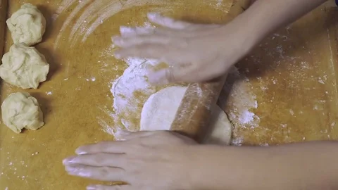 Rolling dough, molding rolls 動画素材 72897210