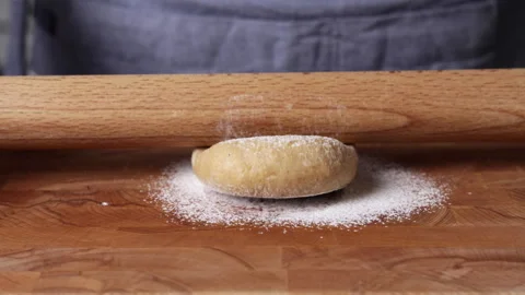 Rolling Dough With Rolling Pin Front View Close Up Vídeos de archivo 334337076