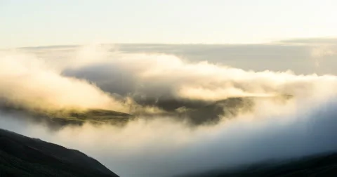 Rolling fog over the valley Video stock 68615280