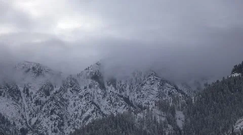 Rolling Fog Through the Snowy Alpine Mountains 库存影片 62579293