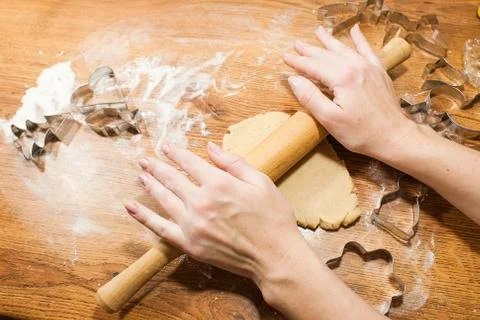Rolling ginger pastry, cookie cutters on wooden background Foto stock