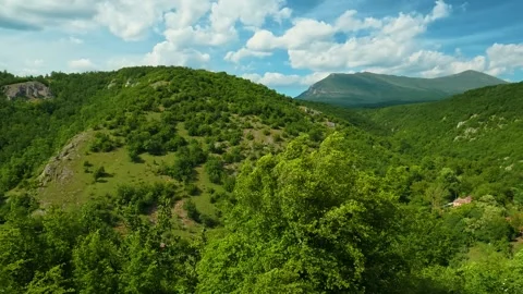 Rolling green hills under a bright blue sky. Vrmdza Fortress. Serbia Vídeos de archivo 338021932