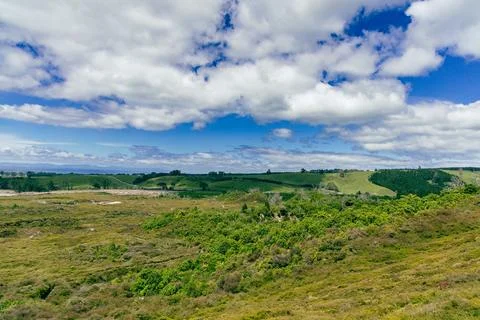 Rolling Green Hills Under Dramatic Cloudy Sky Foto stock