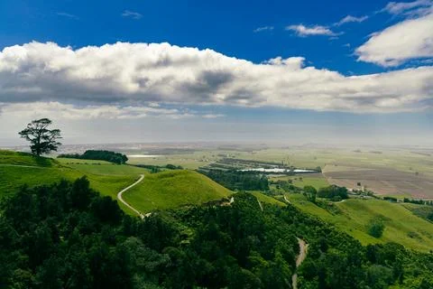 Rolling Green Hills Under Dramatic Cloudy Sky Foto stock