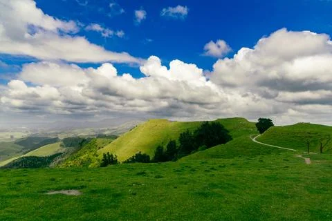 Rolling Green Hills Under Dramatic Cloudy Sky Foto stock