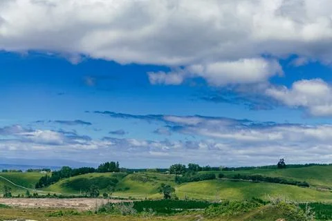 Rolling Green Hills Under Wide Cloudy Sky Stock-Fotos