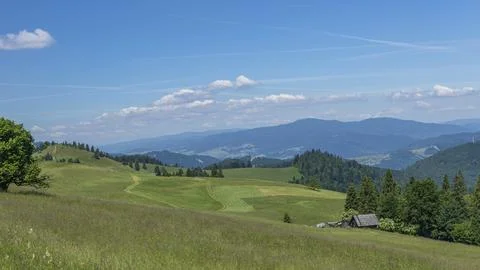 Rolling Green Meadows and Mountain Panorama in Małe Pieniny, Southern Poland Fotos de archivo