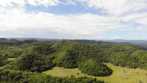 Rolling hills flow into mountains beyond Video stock 123534153