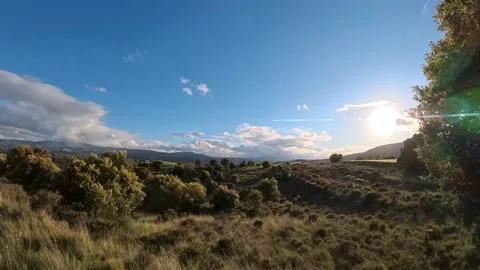 Rolling hills landscape with sun and clouds moving Vidéo 335091899