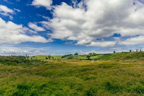 Rolling Hills Under Dramatic Cloudy Blue Sky Foto stock
