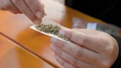 Rolling joint, mans hands, marijuana joint, cannabis, weed, cannabis. 4K 24FPS. 스톡 동영상 219783041