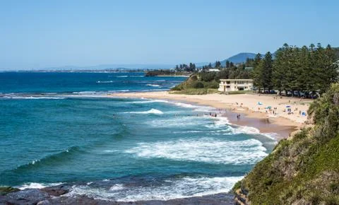 Rolling ocean surf waves onto Coledale beach, New South Wales Australia Stock Photos