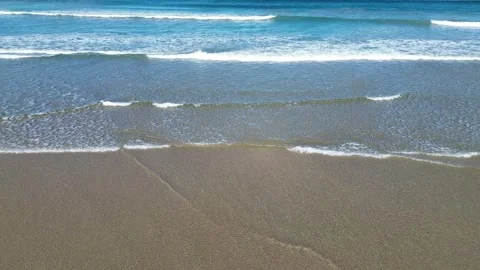 Rolling Ocean Waves Breaking Across Sandy Beach Shoreline Vidéo 334836259