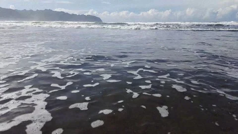 Rolling ocean waves with white foam on a dark beach video Video stock 331989670