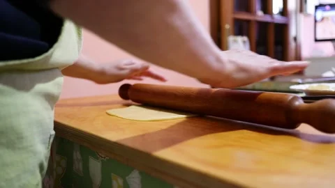 Rolling out and cutting the dough to make traditional italian stuffed Video stock 167872456