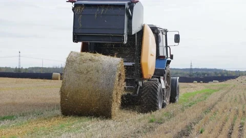 Rolling out a roll of hay. Video stock 219930668