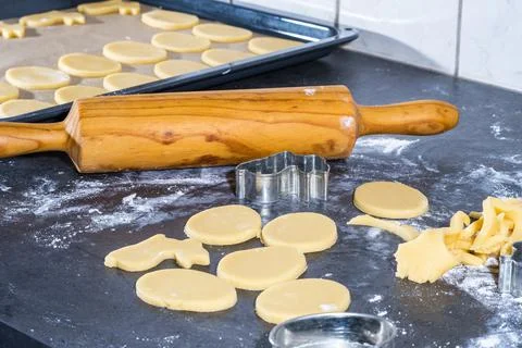 Rolling pin and kitchenware for making easter cookies on dark background Foto stock