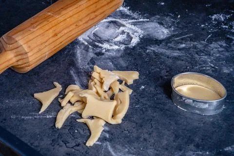 Rolling pin and kitchenware for making easter cookies on dark background Foto stock