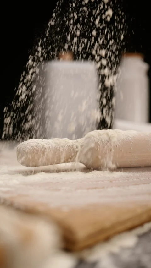 Rolling pin dusted with flour in slow motion 動画素材 320835287
