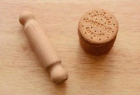 Rolling pin ready to crush biscuits Foto stock