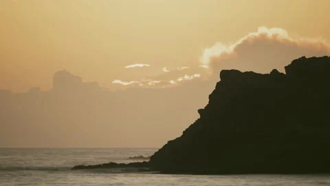 Rolling Puffy Clouds Silhouetted Rocks Beautiful Sunset Timelapse Vídeos de archivo 201036974