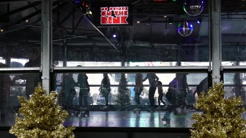 Rolling on the rink Stockbeeldmateriaal 121426693