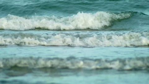 Rolling Surf Creating Rhythmic Water Motion Along the Shore 库存影片 339151638