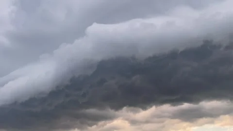 Rolling thunderstorm clouds in dramatic sky at dusk 動画素材 315671517