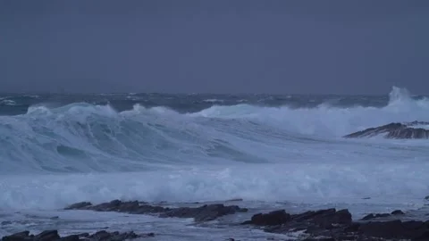 Rolling waves and rough seas in Orkney in 4k Stock-Footage 301236610