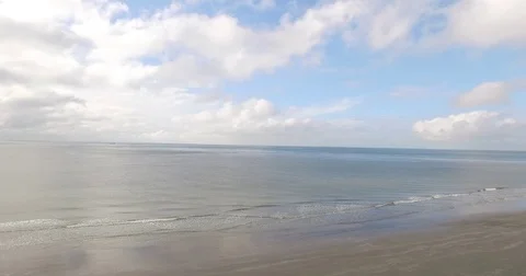 Rolling waves on a cloudy day at the beach Video stock 76676635