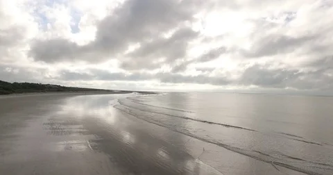Rolling waves on a cloudy day at the beach Video stock 76676676
