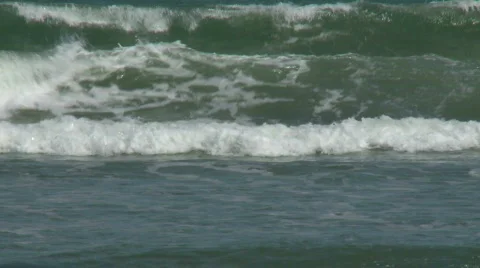 Rolling waves coming towards the camera  Video stock 608222