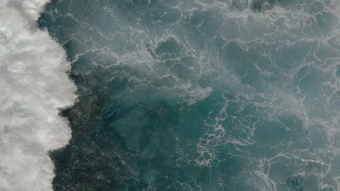 Rolling Waves Crashing on Rocks in the Ocean 스톡 동영상 106951476