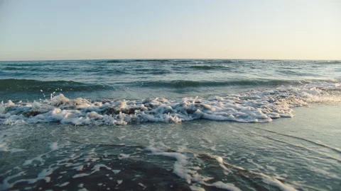 Rolling waves splashing at shore Video stock 155898199