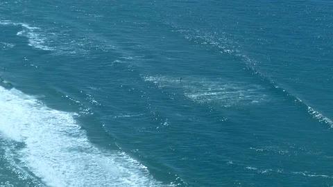 Rolling Waves With Stand Up Paddle Boarder 스톡 동영상 78251125