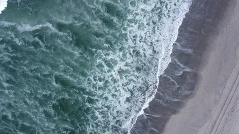 Rolling waves with white foam top down Vídeo Stock 323388898