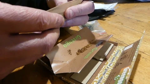 Rolling weed joint in coffee shop 動画素材 104292178