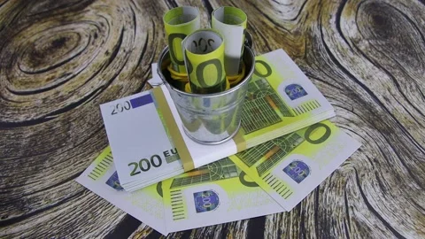 Rolls of 200 euros, folded in a small bucket, lifted by hand with a white glove Vídeos de archivo 145450197