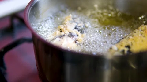 Rolls in batterClose-up of cutting fried breaded Japanese rolls with a sharp Vídeo Stock 302073645