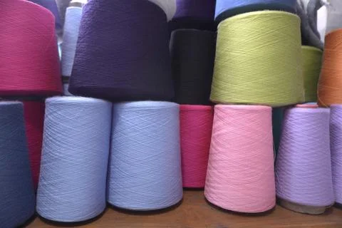 Rolls of colorful Threads, threads on tubes, cotton, wool. Pile of colored linen Foto stock