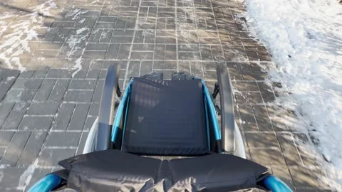 Rolls an empty wheelchair in winter. First Person View. 库存影片 169532907