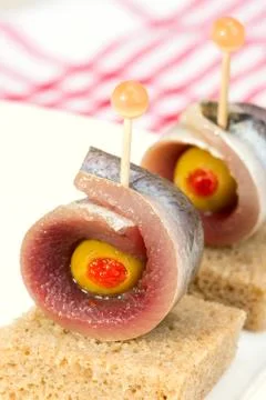 Rolls of herring with olives Foto stock