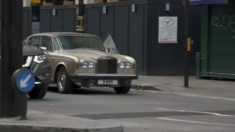 Rolls Royce drives through Piccadilly Circus Stock Footage 129721502