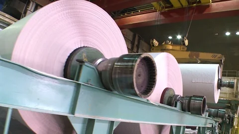 Rolls of white offset paper are cranes. Stockbeeldmateriaal 111054997