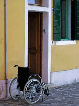 Rollstuhl vor einem Haus Stock Photos