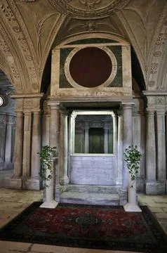 Roma - Altare della cripta della Basilica di Martino ai Monti Fotos de archivo