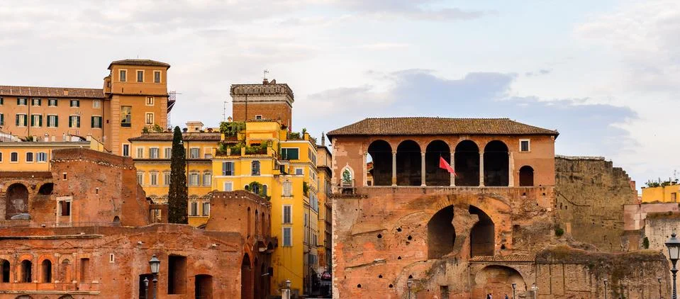 Roman Forum in the evening, a rectangular forum surrounded by the ruins of se Foto stock